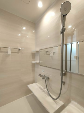 【浴室】　シャワーホルダーはスライドバー式になっているので、お好みの高さでお使いいただけます♪