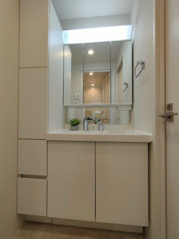 【独立洗面化粧台】　洗面化粧台は収納力があり、シンプルでいて使い勝手も良いという三拍子そろった優れもの。毎朝の身だしなみも楽しくなります。