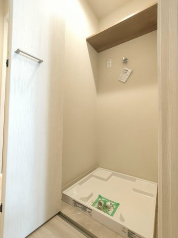 【室内洗濯機置き場】　上部の棚にランドリーグッズなどを収納できます。