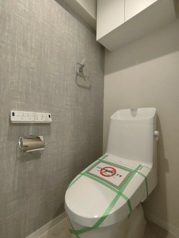 【トイレ】　温水洗浄便座付きのトイレ。操作のしやすいリモコンタイプです。