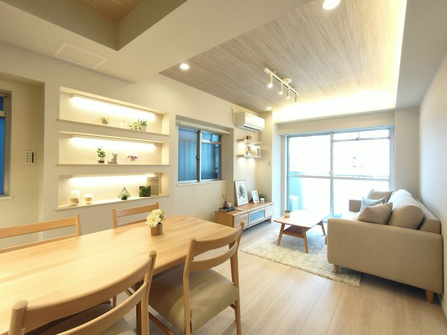 【LDK約13.4帖】　広いLDKでは家族が集まり一緒の時間がすごせる工夫がされております。何気ない一日の当たり前のひとコマが宝物に。