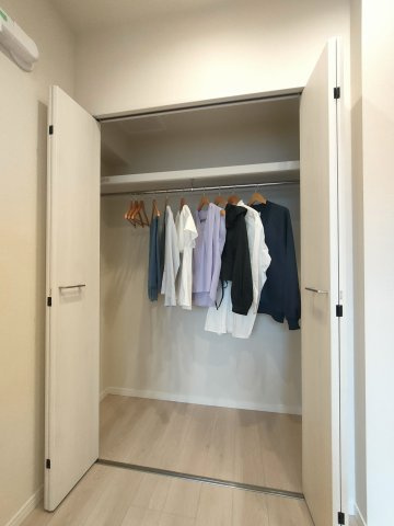 【洋室約5.0帖　収納】　収納も備わり、暮らしやすい空間がデザインされています。