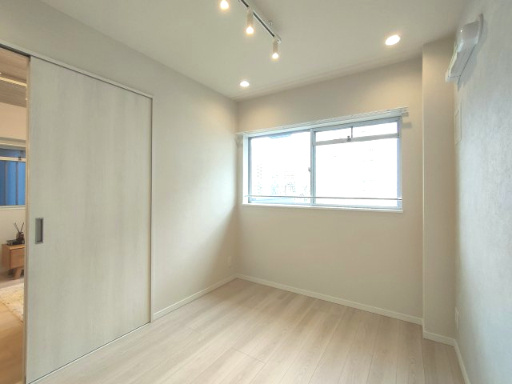 【洋室約4.7帖】　お子様の成長にも欠かせない陽ざし。朝の目覚めも太陽の力で元気にスッキリと。風通しや開放感も良いお部屋だからストレスフリーな空間に。