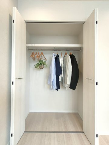 【洋室約4.7帖　収納】　洋室にクローゼットがございますので衣服などスッキリ収納することができます。