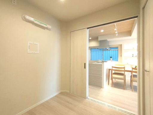 【洋室約3.2帖】　リビング隣接の居室、続き間としての利用やセパレート型、使い勝手良いお部屋です。用途様々です♪バルコニーに面しており、開放感あります♪