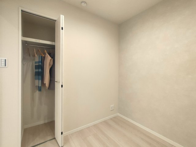 【洋室約3.2帖　収納】　クローゼット付きで、衣類等の収納に役立ちます。