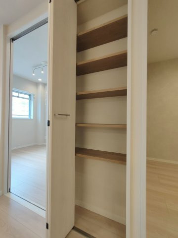 【廊下収納】　廊下にも収納スペースがあるので、物が増えても安心です。