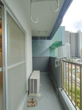 【バルコニー】　お天気のいい日はお外で洗濯物を干していただけます。