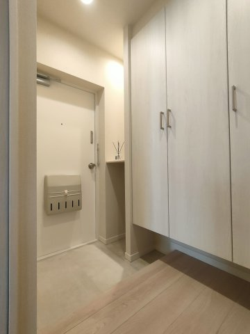 【玄関】　優しい雰囲気の玄関、家族の帰りを暖かく迎えてくれます♪