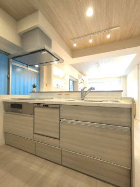 【キッチン】　使いやすくスタイリッシュなカウンターキッチン。開放感と、リビングを見渡せる安心感があります。