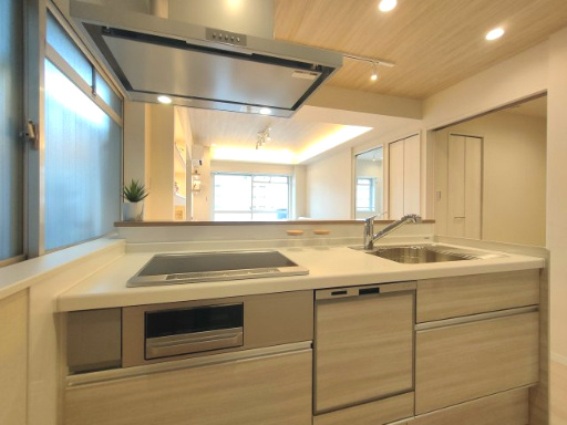 【キッチン】　人気のカウンターキッチン。開放感と、リビングを見渡せる安心感があります。