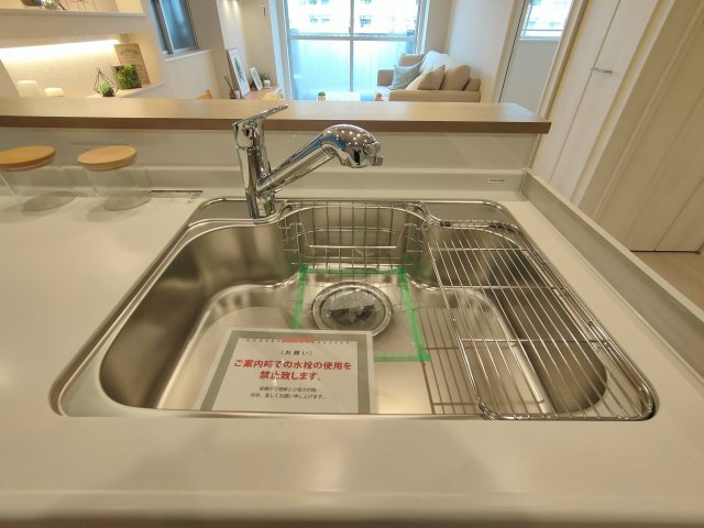 【シンク】　食器洗いもはかどる広々としたシンク。
