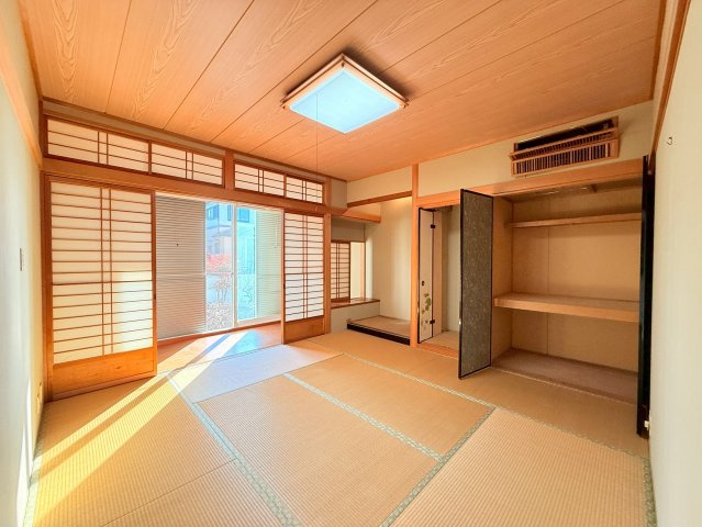 押入