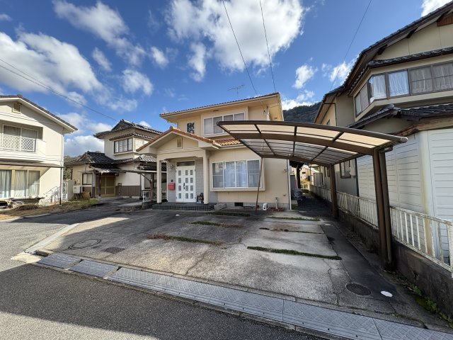 敷地内にはカーポートが設けられており、雨の日でも乗り降りがしやすく大切なお車を守れます。建物とのバランスも良く、玄関までの動線もスムーズ。実用性と安心感を備えた外構です。