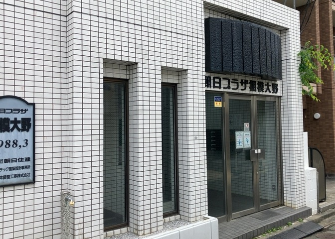 中庭（パティオ）とは、一つの建築物の内部に設けられた、壁などで囲われている庭のことを指します。コの字型、ロの字型が主流ですが、L字型の中庭もあります。最近では、インテリア性の高さからも人気があります。