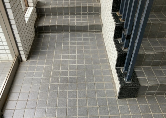 マンションのエントランスには、もともと風よけや防犯の役割がありますが、マンションによって宅配ボックスなどの設備が備わっている所もあります。日々の生活をイメージしながら生活しやすさをチェックしましょう。