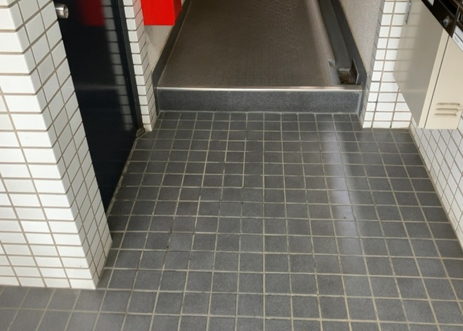 受付はマンションコンシェルジュがいる場合もあれば、管理人が滞在する小部屋を総称して呼ぶことがあります。主にエントランスに設置されていることから、防犯面でも期待ができます。防犯設備がない場合はより安心！