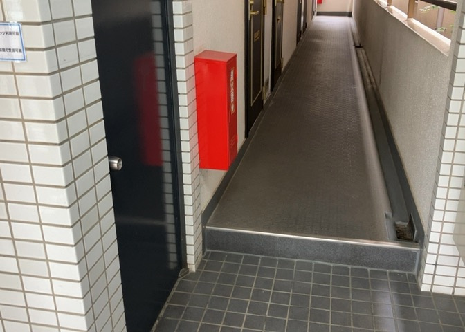 室内の防犯設備もチェックしましょう！モニター付きインターホンが設置されているか、防犯シャッターが設備されているか、ベランダに人が上がってきにくい高さかなどチェックしておくと入居後も安心できるでしょう。