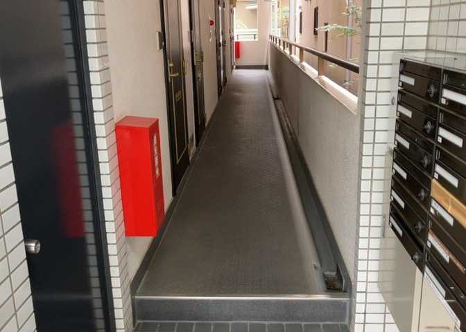 共用部分は、一棟の建物に住む区分所有者全員が共同で所有するとし、共用部分の管理、補修などは、区分所有者で形成される管理組合が行います。個人の判断で勝手に変更することはできませんので覚えておきましょう。