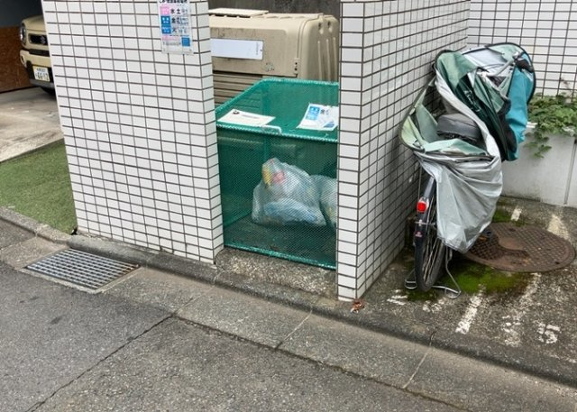 共有部分は、住民なら誰もが使える設備のこと。例えば駐車場やエレベーター、インターネット設備、セキュリティ設備などがあります。他にも、マンションの廊下・外部階段やエントランス・ゴミ置き場などがあります。