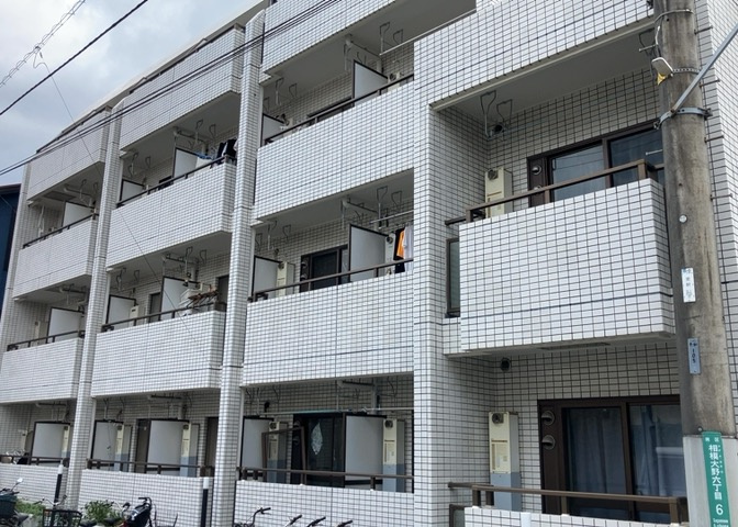 道幅が広い場所は日当たりや風通が良好です。幅が広いのですれ違いも可能ですし大きな車でも駐車可能！一方で、大型車が通ることも多くなるため交通量の増加により騒音に繋がります。また土地の値段が高くなります。