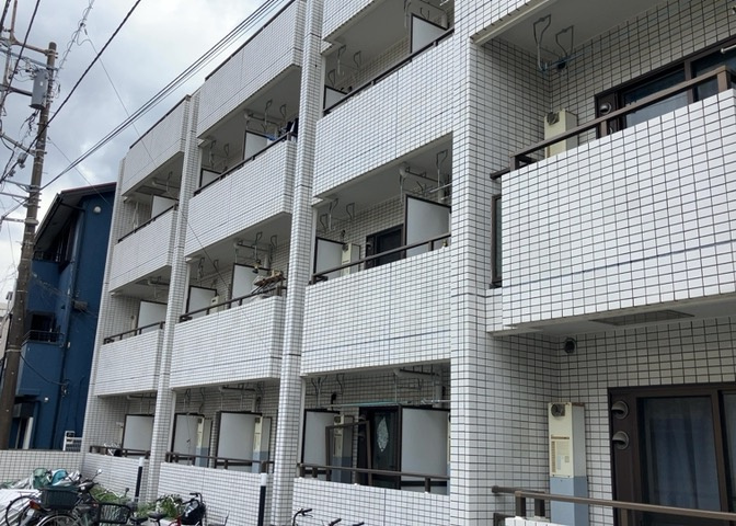 一般的なバルコニーは、奥行1.5ｍ程ですが、ワイルドバルコニーは2ｍまで広がっています。そのため洗濯物の間隔をあけ干すことができ、乾きやすいというメリットや、ガーデニングが楽しめる等の特徴があります。