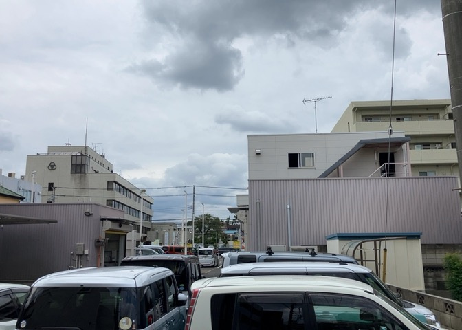 眺望の良さを楽しめるダイニングキッチンで家族団らんの時間を過ごしてはいかがでしょうか。バルコニーから見える景色を家族で眺める時間は、時間が経つのを忘れてしまいそうですね。是非、現地を見に行きましょう！