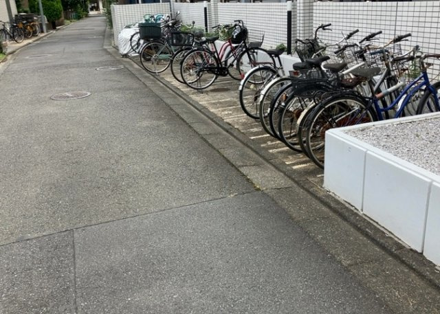マンションの駐輪場は、事前に空きがあるか確認を取ると安心です。せっかく入居したのに駐輪スペースがない！なんてことになったら大変ですよね。そこで、内見時や購入前にはまず事前に確認しておくと良いでしょう。