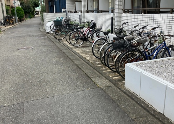 車一台あたりに必要なスペースは、標準サイズの普通自動車で横幅2m50cm、長さ5mは必要になります。ただし、乗降のことも考慮して横幅3m30cm、長さ5m50cmほどは確保できるところを選びましょう。