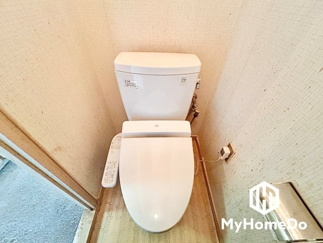 トイレスペースです。空間の広さや設備の状態をご確認いただき、毎日の使い勝手をイメージしてみてください。