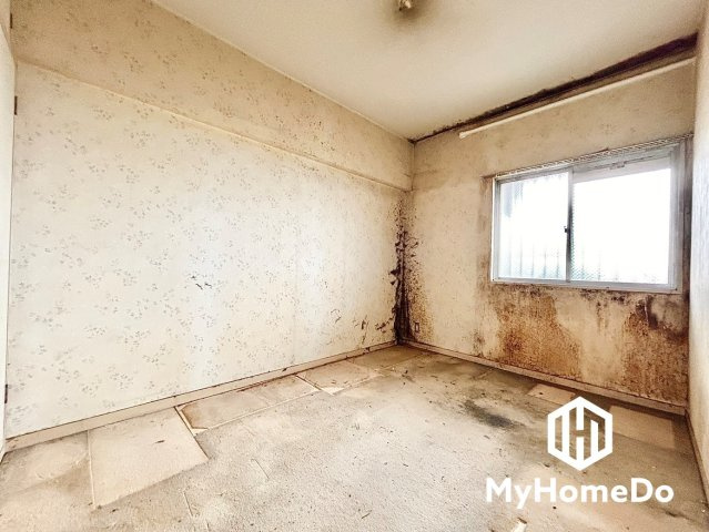 寝室向けの洋室です。ベッドなど大型家具の配置を想定しながら、お部屋の広さや窓の位置をご確認ください。