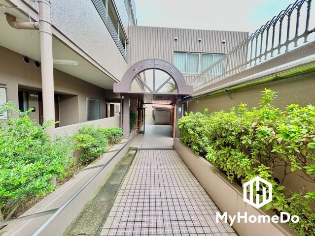 建物のアプローチや共用部付近の様子です。日々の行き帰りで通る生活動線の雰囲気をご確認いただけます。