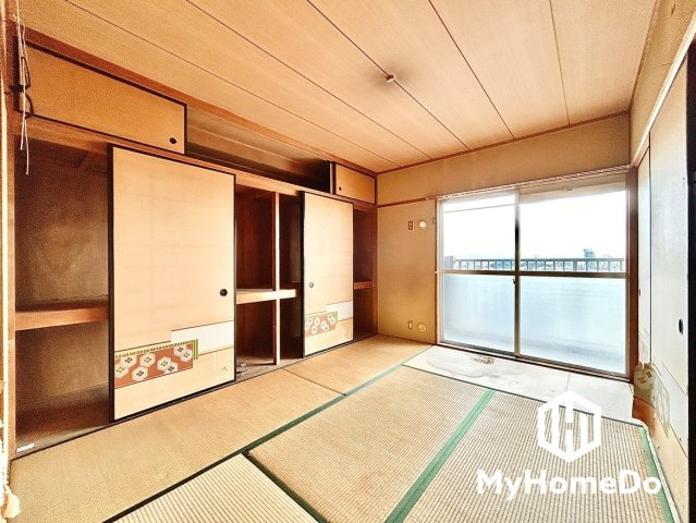 押入れなどの収納を備えた和室。お布団などのかさばる荷物もスッキリと収まる収納力をご確認ください。