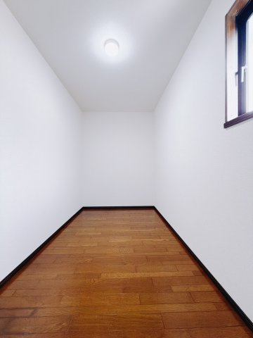 ■WIC｜主寝室には夢のウォークインがございます♪お洋服やバッグだけでなく、増えていくお洋服やご家族での思い出の品もしっかりと収納します(　＾＾　