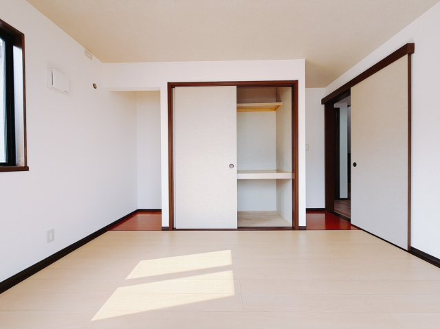 ■1階洋室｜ナチュラルカラーの床です。模様替えなどとても楽しく工夫できます♪陽当たり、風通しもとても良いので毎日快適な生活スタートです！子供部屋にも良いですね♪