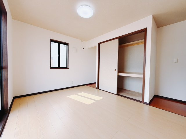 ■1階洋室｜1階に洋室をご用意しています♪大きな収納もご用意していますので、収納力も安心です♪