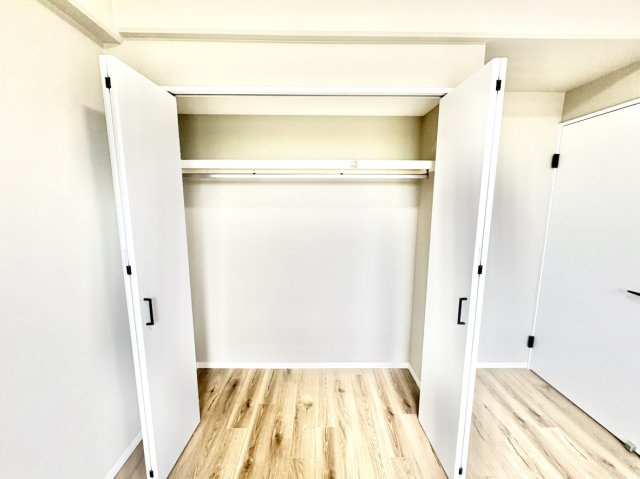 折れ戸が大きく開き、中の荷物が一目で見渡せる機能的なクローゼット。リフォームで美しく生まれ変わった約5.3帖の個室を、いつでもすっきり綺麗に保てます。お子様のお片付け習慣にもぴったりの大容量です。