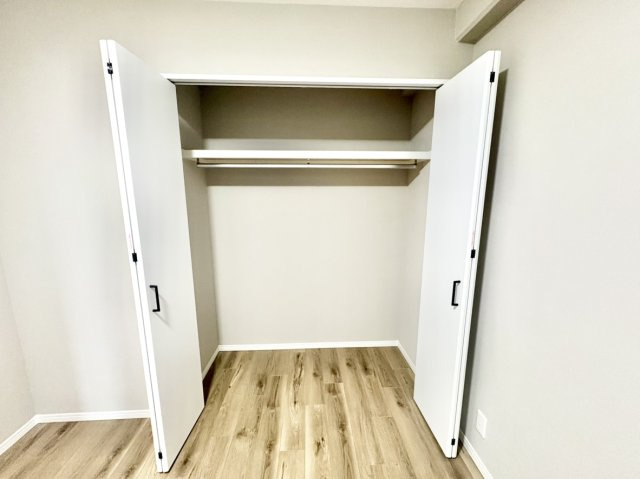 両開きの折れ戸が大きく開き、中の荷物を一目で見渡せる使い勝手の良いクローゼット。お洋服の衣替えや整理整頓がスムーズに行えます。お部屋を常にすっきり綺麗に保てる、頼もしい大容量収納です。