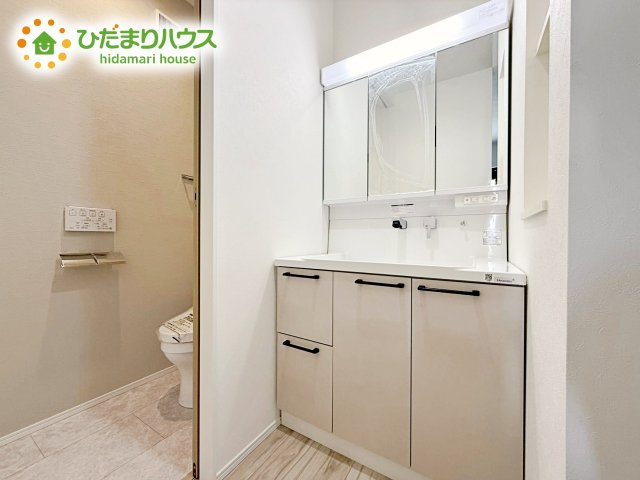 人気の三面鏡洗面台！おしゃれもばっちり♪ご家族分もたっぷり収納できます！