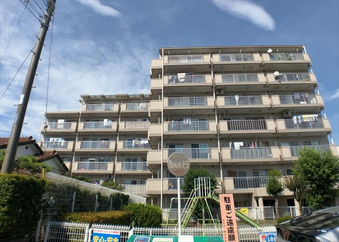 景色重視でお家選ぶをするとスーパーが遠い！学校が遠い！など生活をするうえで利便性で困ることもあります。まず一度現地を見学する際に、周辺の施設などがあるかを確認し、暮らし始めた後のことを想像しましょう。