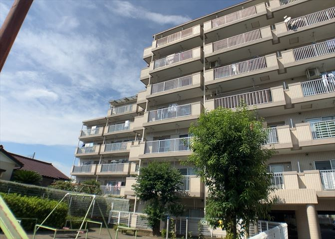 道幅が広い場所は日当たりや風通が良好です。幅が広いのですれ違いも可能ですし大きな車でも駐車可能！一方で、大型車が通ることも多くなるため交通量の増加により騒音に繋がります。また土地の値段が高くなります。