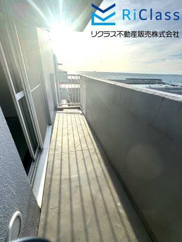落ち着いた時間を過ごせるバルコニーです