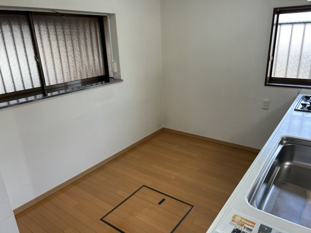 備え付けの棚・家具はありません。お客様のお好みの食器棚を設置して下さい。