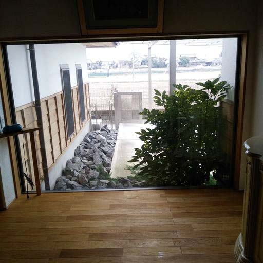 玄関ホール部分　大きな窓でとても明るいです