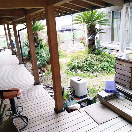 屋根付きのウッドデッキが庭をぐるっと囲んでいます