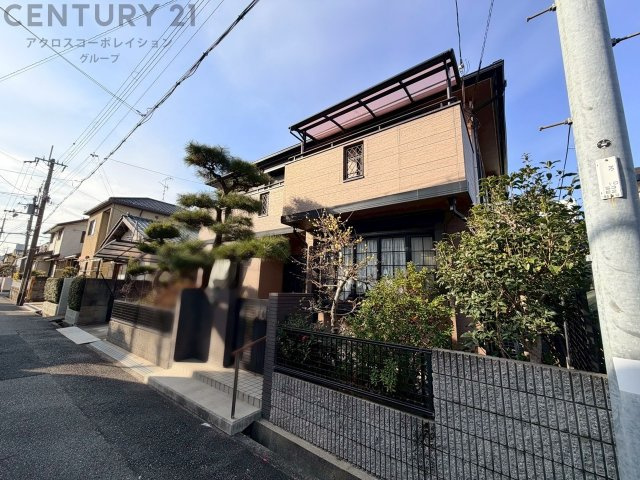 平坦地でスーパーや飲食店が徒歩圏に多数あり生活の利便性の高い住環境。