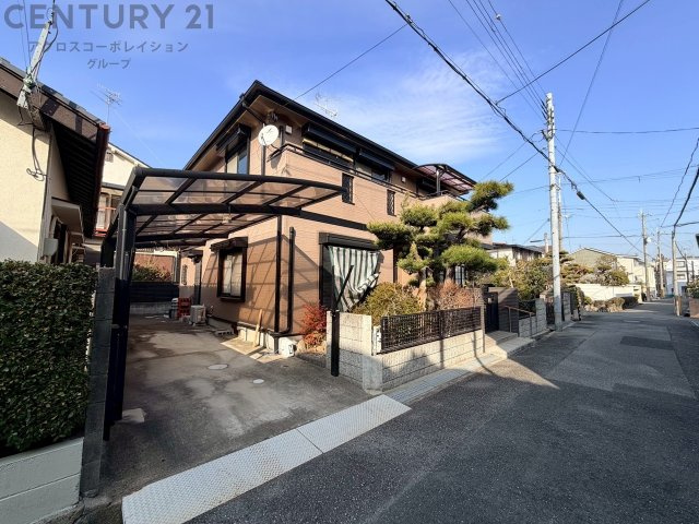 土地60坪・建物45坪と広々開放的な住宅。全室南向きで陽当たり良好です。