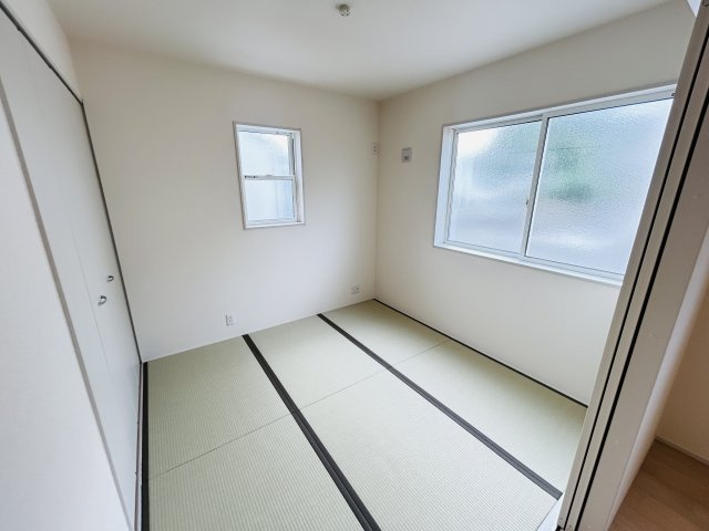 現地写真　リビング隣の和室はお子様の遊び部屋としてもちょうどいいですね♪       　