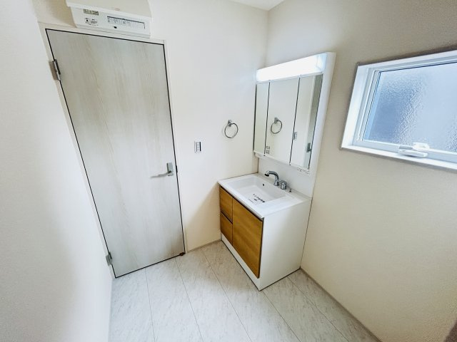 現地写真　シャワー付きの洗面台は忙しい朝でも身支度を整えるのにとても便利◎       　