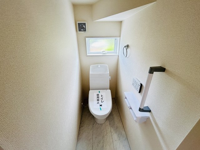 現地写真　節水タイプのウォシュレット付きトイレ、水道料節約に一役買います！　